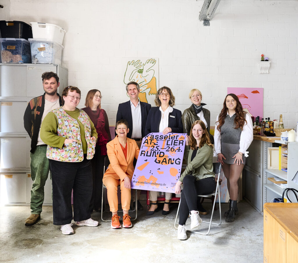 Gruppenbild der Förder:innen, Unterstützer:innen und Organisationsteam des Kasseler Atelierrundgangs. 